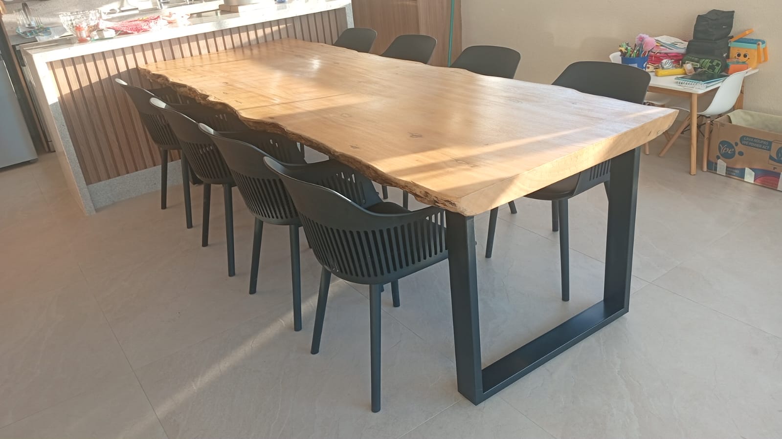 Mesa de madeira maciça em ambiente real